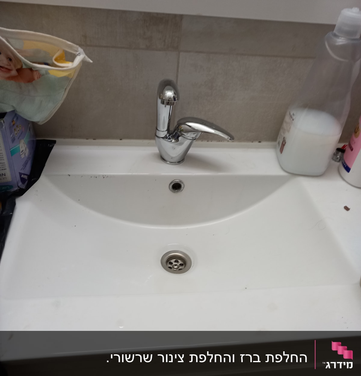 כיור עם ברז כרום ומראה
